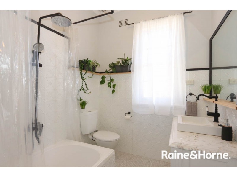 16 Oakes Street, Bathurst NSW 2795