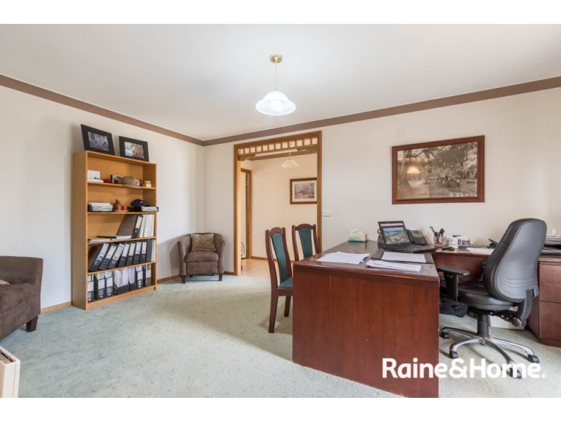 42 Kurumben Place, West Bathurst NSW 2795