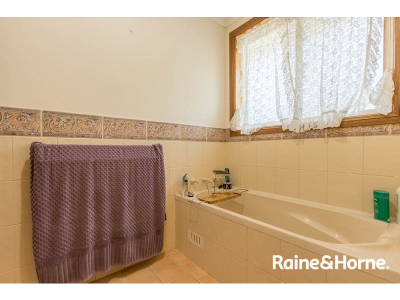 42 Kurumben Place, West Bathurst NSW 2795