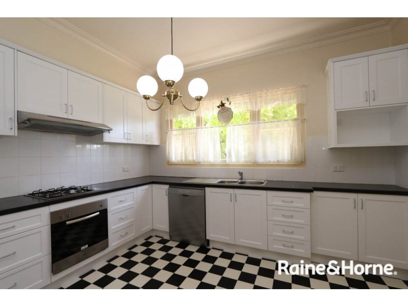 231 Peel St, Bathurst NSW 2795