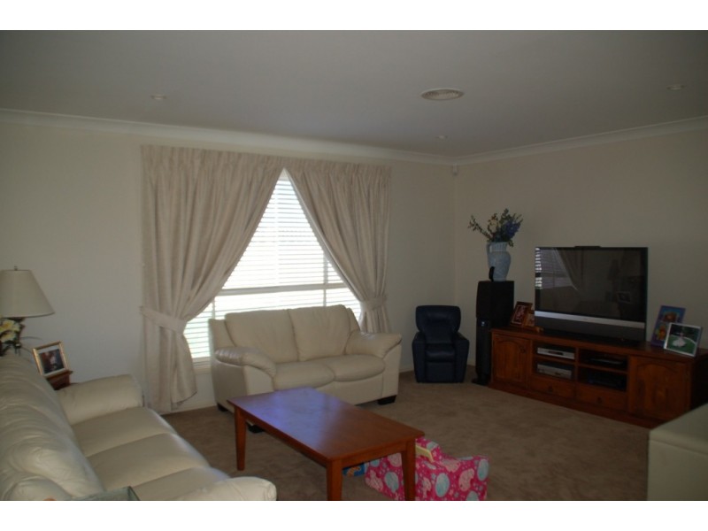 68 McBrien Drive, Bathurst NSW 2795