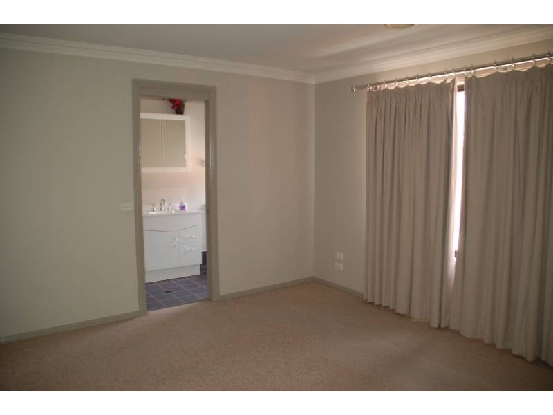 2/101 Lambert Street, Bathurst NSW 2795