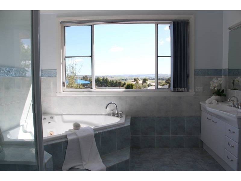 6 Honeysuckle Close, Bathurst NSW 2795