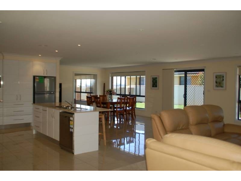 26 Carlyle Ave, Bathurst NSW 2795