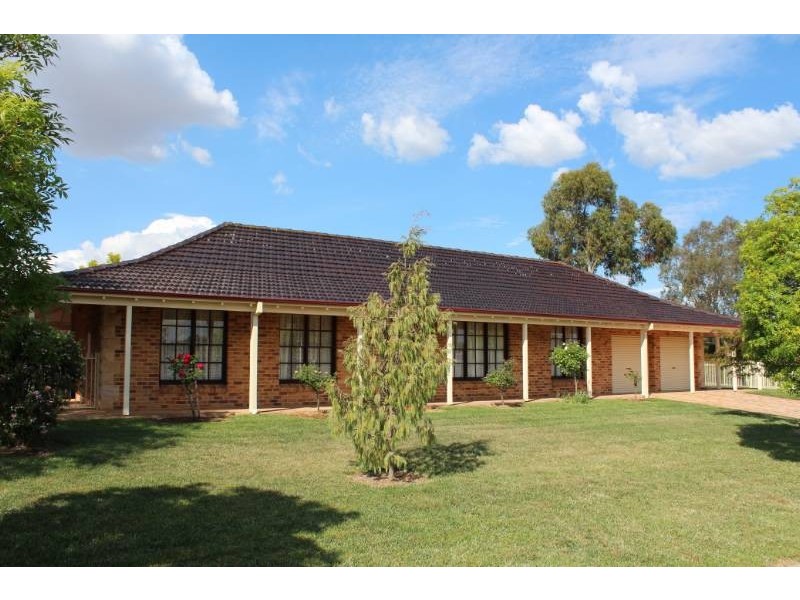 5 Finley Close, Bathurst NSW 2795