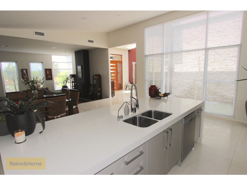 8 Howarth Close, Llanarth NSW 2795