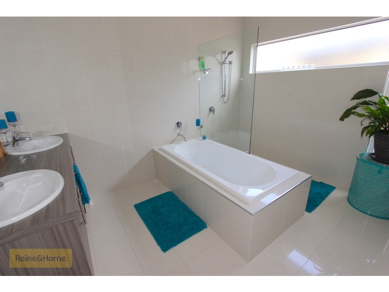 8 Howarth Close, Llanarth NSW 2795