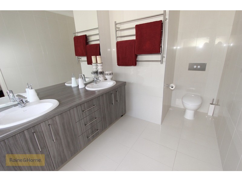 8 Howarth Close, Llanarth NSW 2795