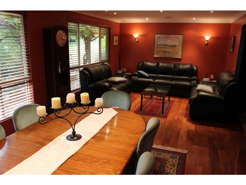 2 Rayburn Drive, Bathurst NSW 2795