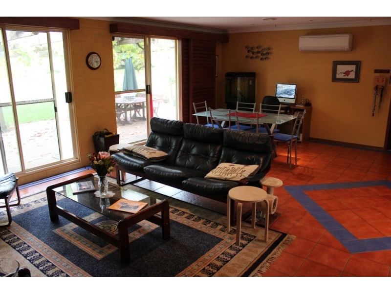 2 Rayburn Drive, Bathurst NSW 2795