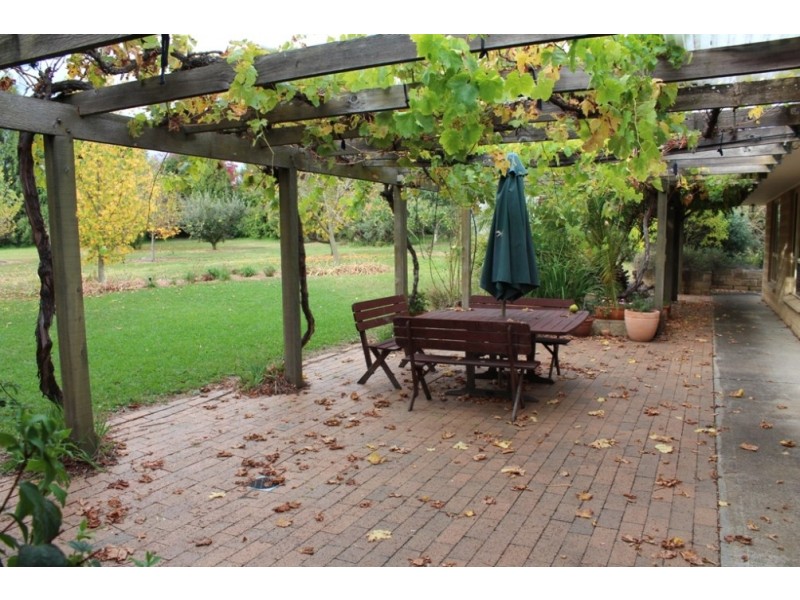 2 Rayburn Drive, Bathurst NSW 2795