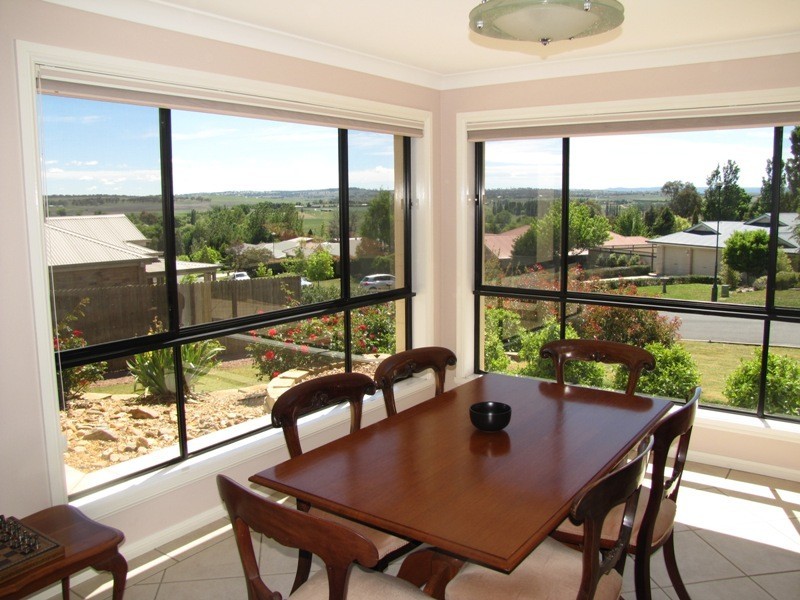 8 Cowpastures Grove, Bathurst NSW 2795