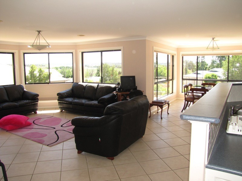 8 Cowpastures Grove, Bathurst NSW 2795