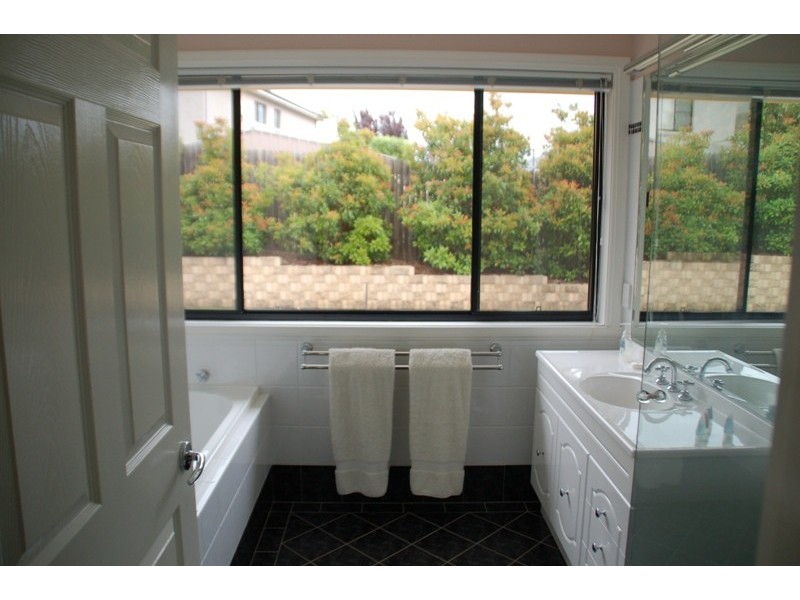 8 Cowpastures Grove, Bathurst NSW 2795