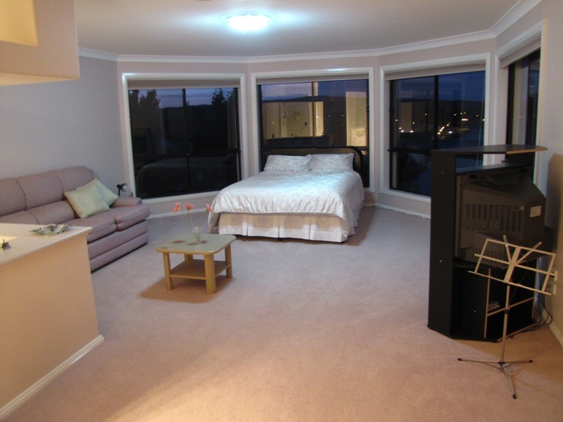 8 Cowpastures Grove, Bathurst NSW 2795