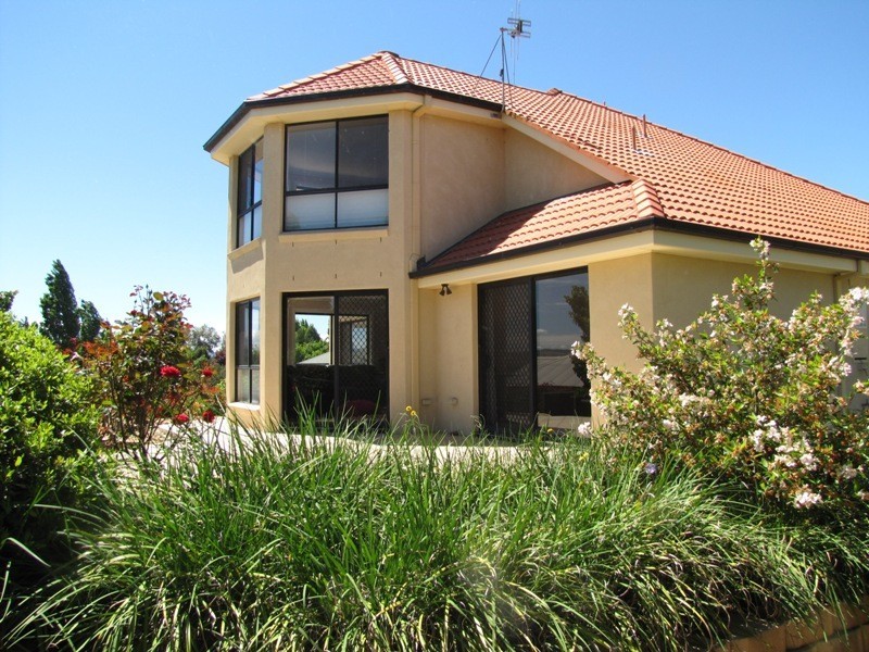 8 Cowpastures Grove, Bathurst NSW 2795