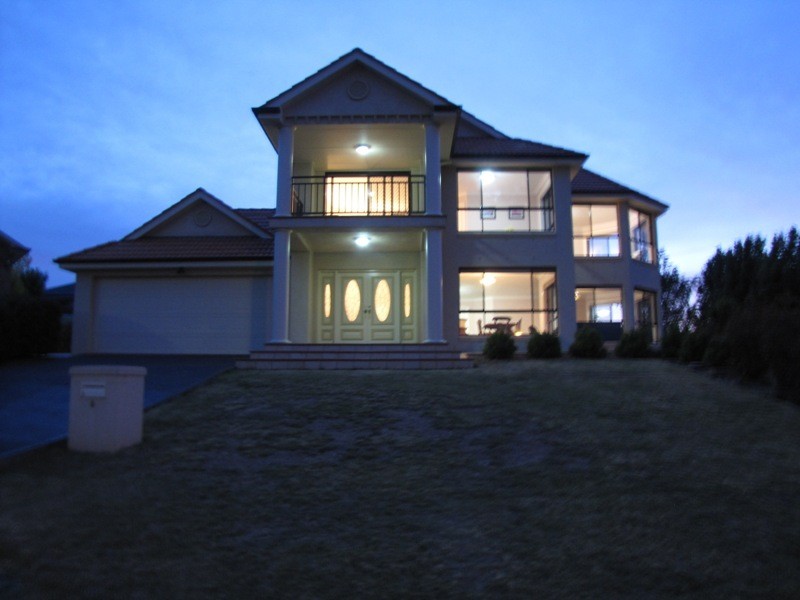 8 Cowpastures Grove, Bathurst NSW 2795