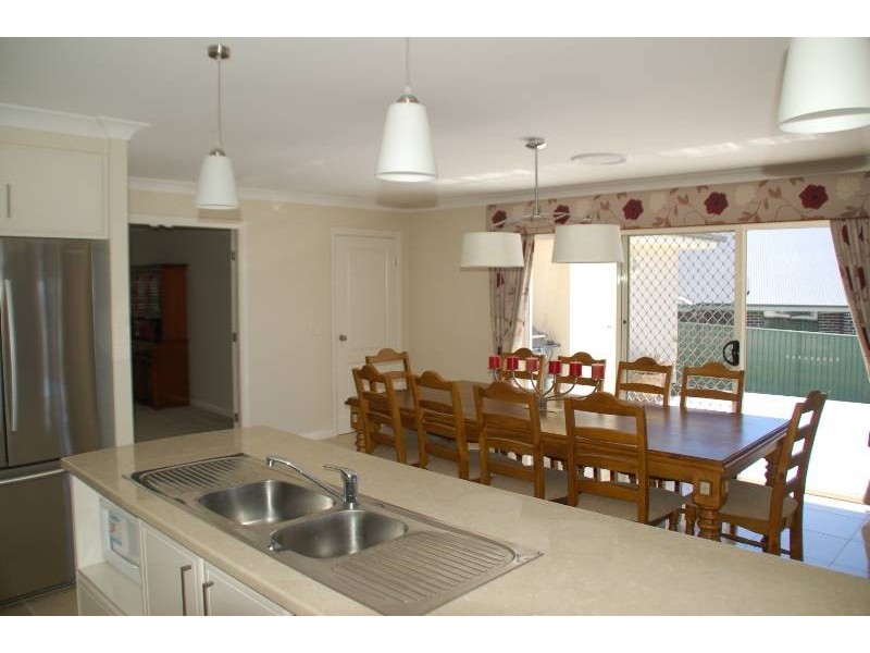 75 Freeman Circuit, Bathurst NSW 2795