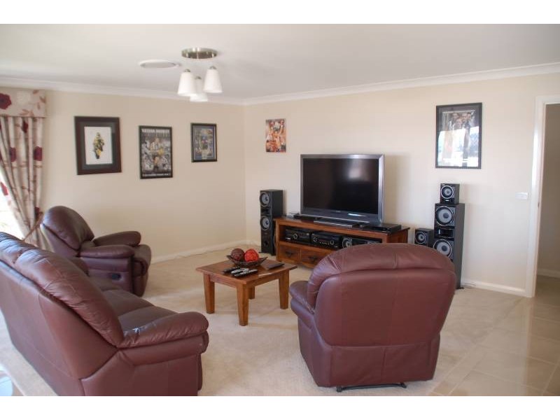 75 Freeman Circuit, Bathurst NSW 2795