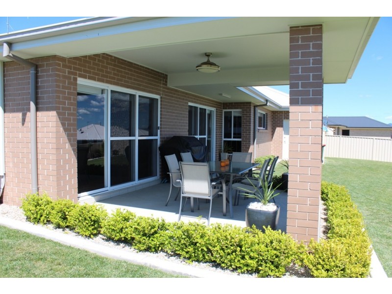 38 Cheviot Drive, Bathurst NSW 2795