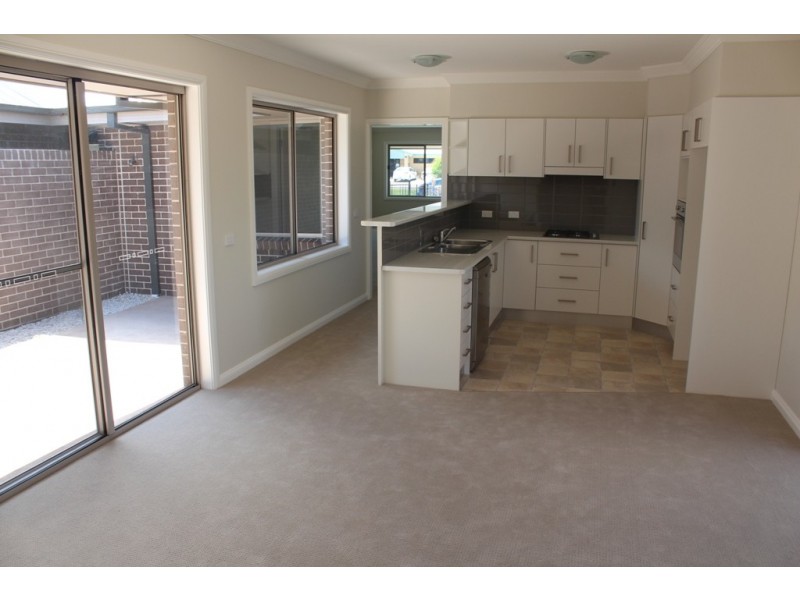 8/190 Gilmour Street, Bathurst NSW 2795