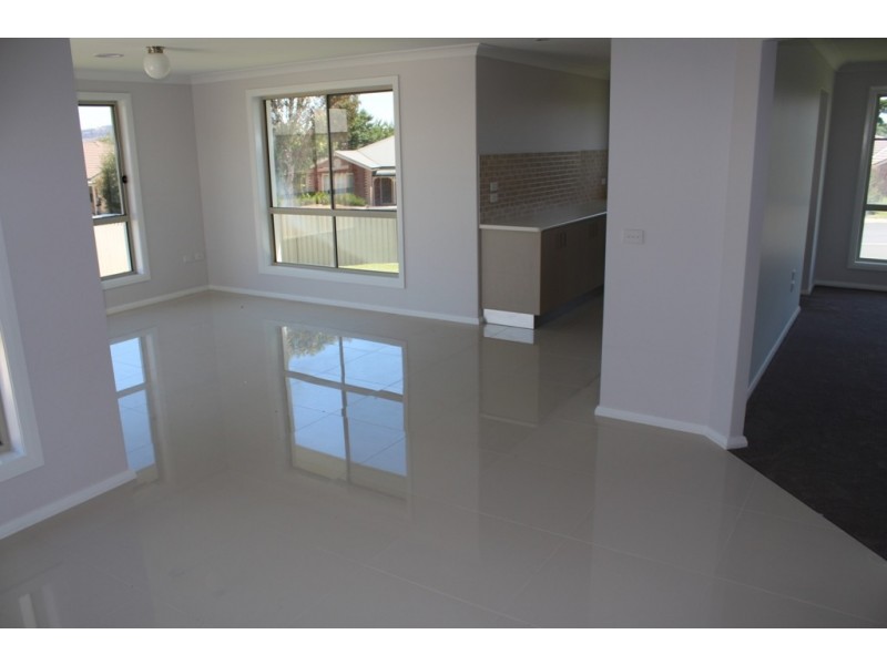 25 Westbourne Drive, Bathurst NSW 2795