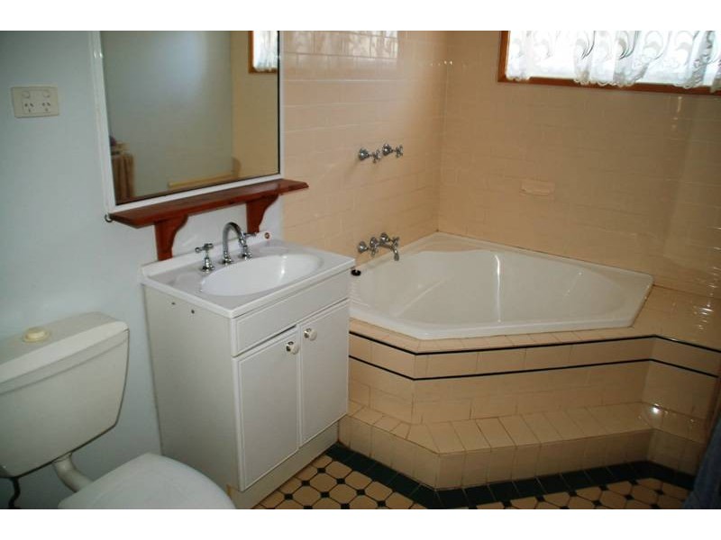 1 Wallaroi Close, Bathurst NSW 2795