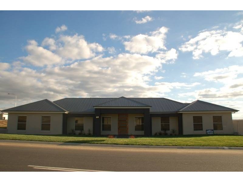 84 Hughes Street, Bathurst NSW 2795