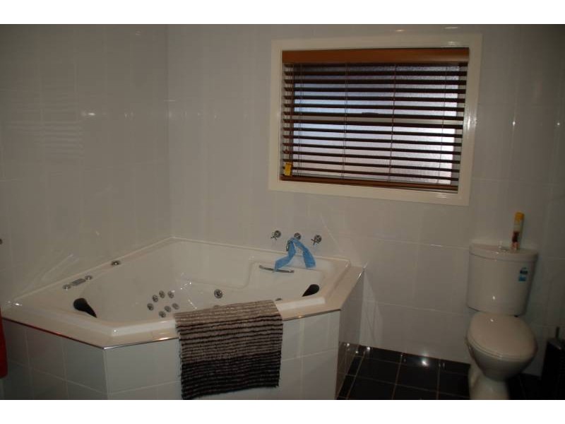 84 Hughes Street, Bathurst NSW 2795