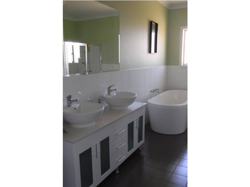 16 Robindale Court, Bathurst NSW 2795