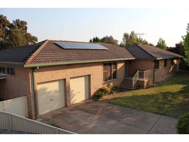 8 Northcott Drive, Bathurst NSW 2795