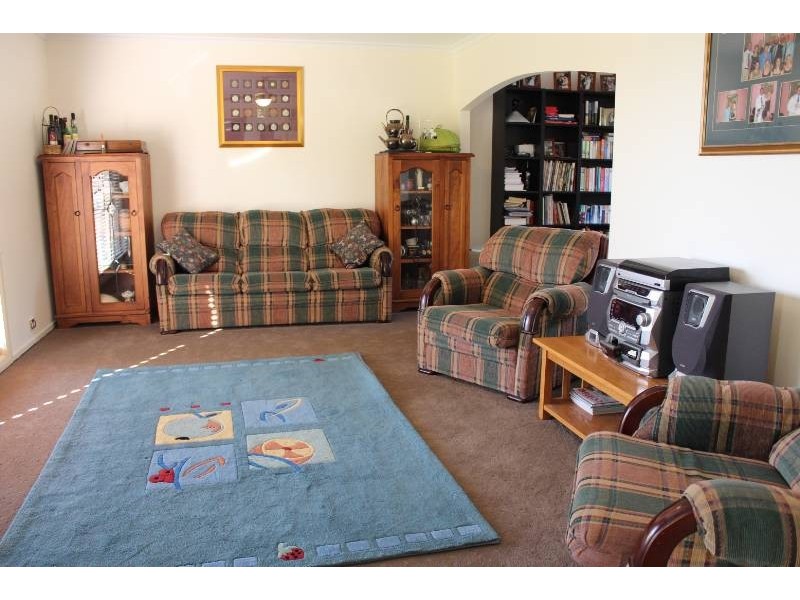 8 Northcott Drive, Bathurst NSW 2795