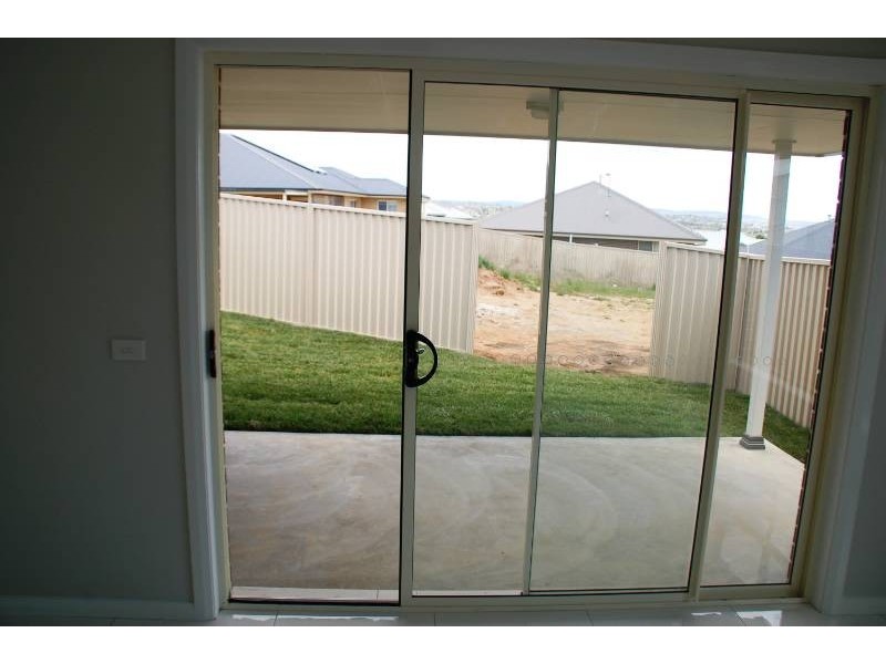 2 Wattle Close, Bathurst NSW 2795
