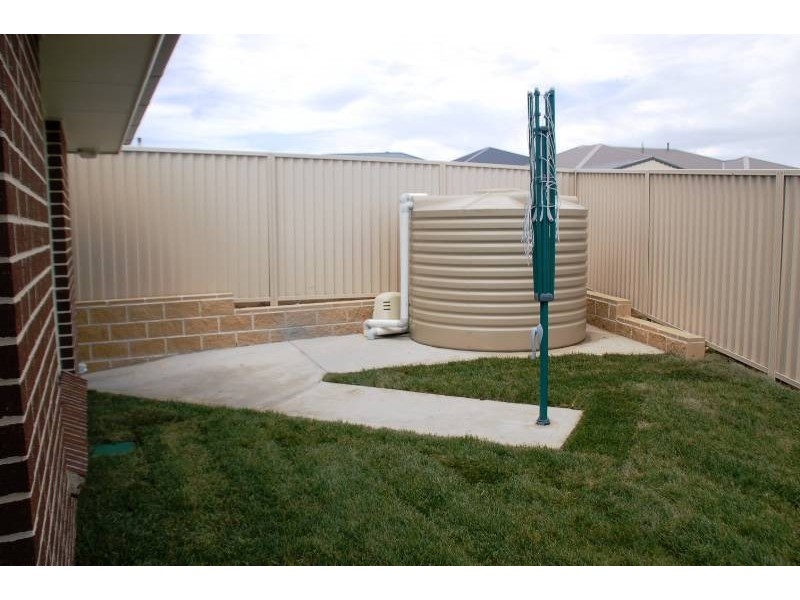 2 Wattle Close, Bathurst NSW 2795