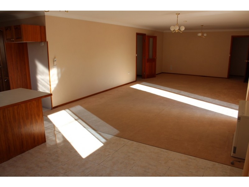 23 Kurumben Place, Bathurst NSW 2795