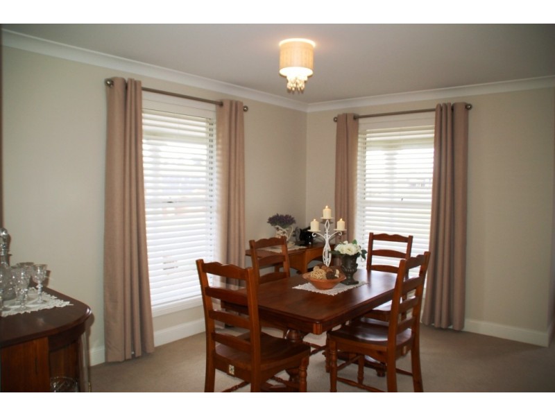 2 Blackwood Close, Bathurst NSW 2795