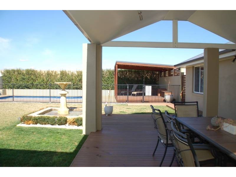 14 Carlyle Avenue, Bathurst NSW 2795