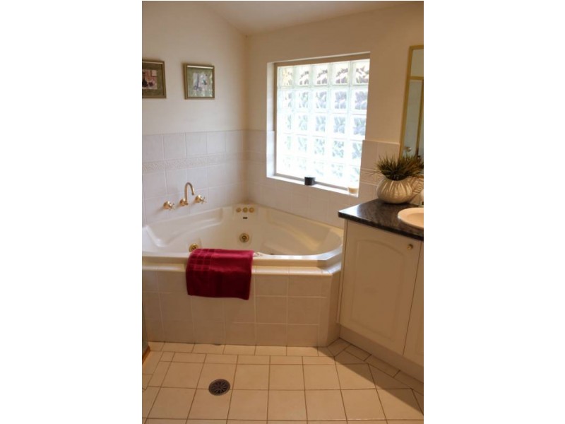 16 Cherrywood Crescent, Bathurst NSW 2795