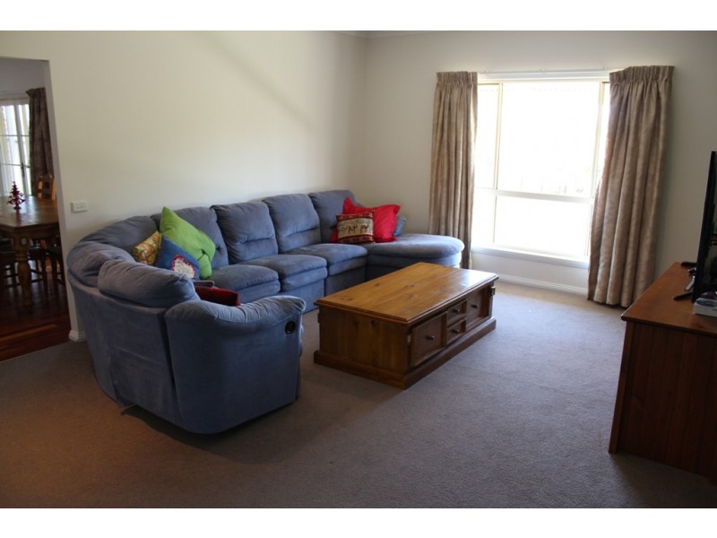 99 Blue Ridge Drive, Bathurst NSW 2795