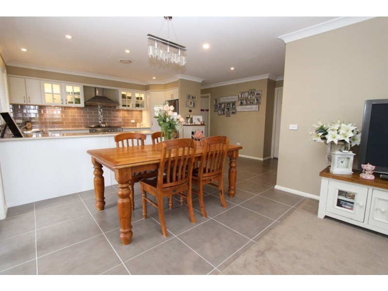 10 Governors Parade, Windradyne NSW 2795
