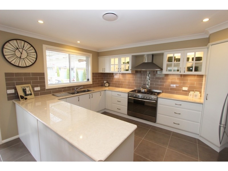 10 Governors Parade, Windradyne NSW 2795