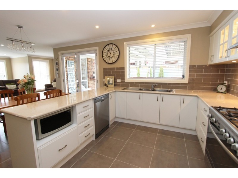 10 Governors Parade, Windradyne NSW 2795