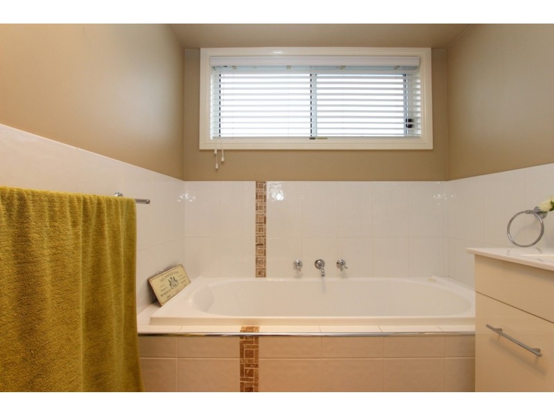 10 Governors Parade, Windradyne NSW 2795