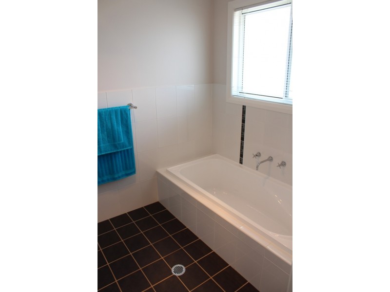28 Cheviot Drive, Bathurst NSW 2795