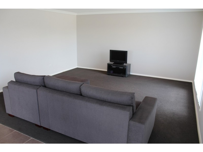 28 Cheviot Drive, Bathurst NSW 2795
