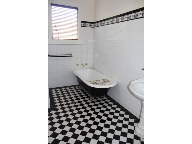 166 Rocket Street, Bathurst NSW 2795