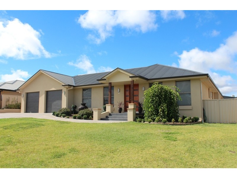 14 Howarth Close, Bathurst NSW 2795