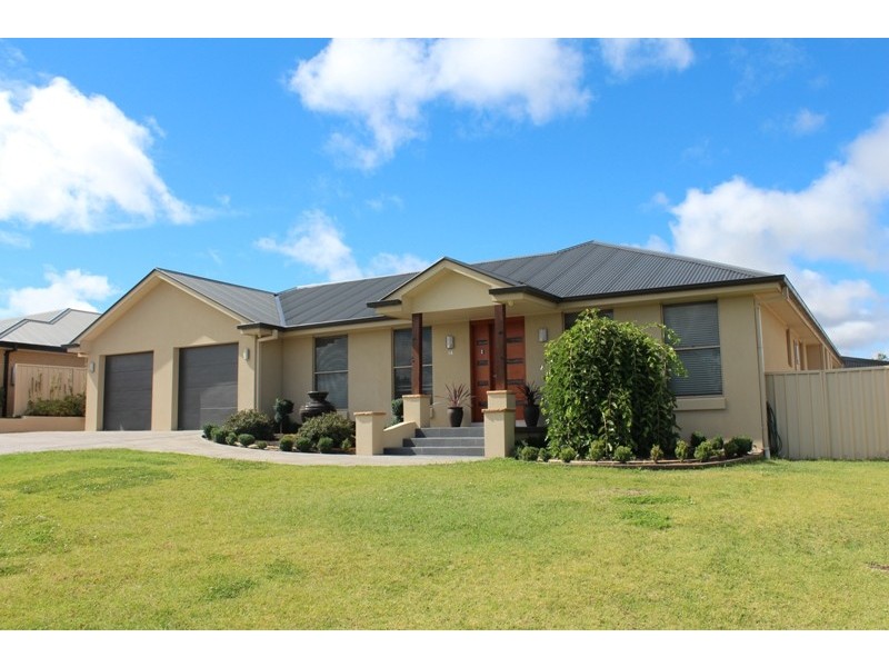 14 Howarth Close, Bathurst NSW 2795