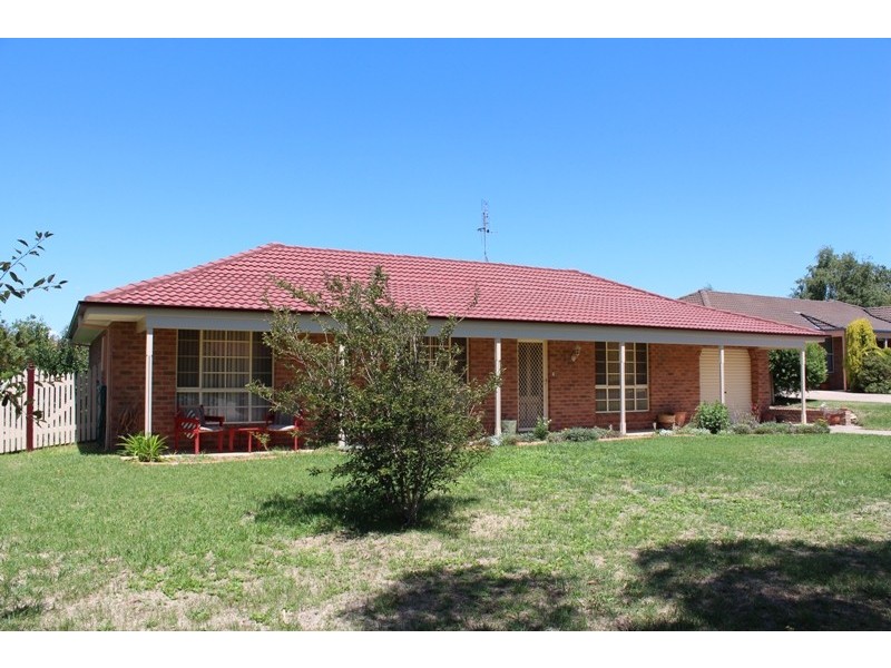 4 Hastings Place, Bathurst NSW 2795