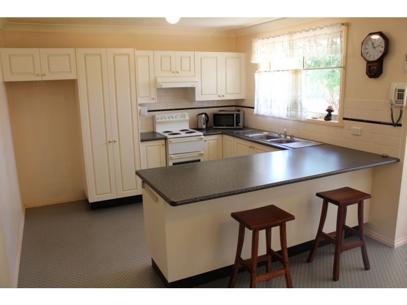 4 Hastings Place, Bathurst NSW 2795
